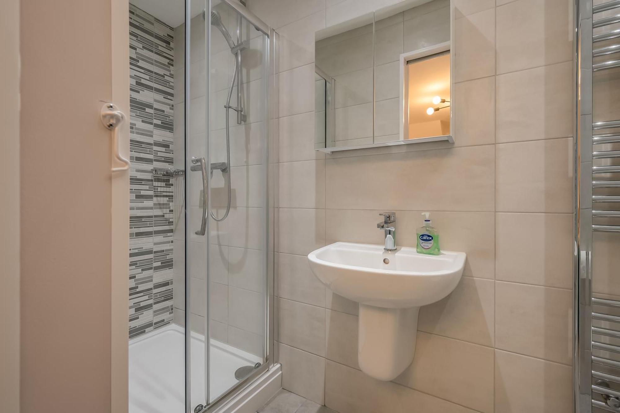 Staybynumbers - Centre - 3 Bed, 3 Bathroom & Parking Belfast