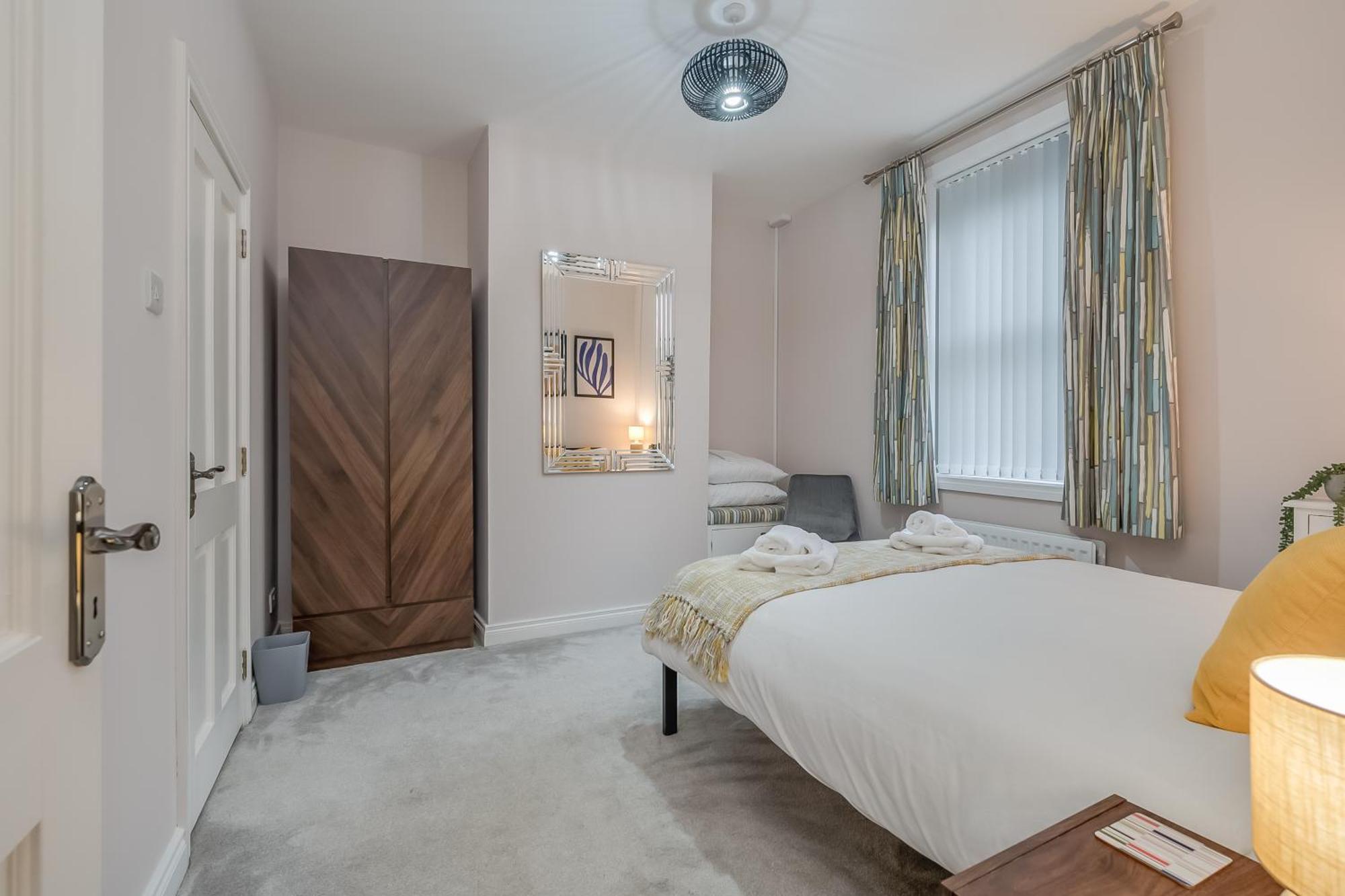 Staybynumbers - Centre - 3 Bed, 3 Bathroom & Parking Belfast