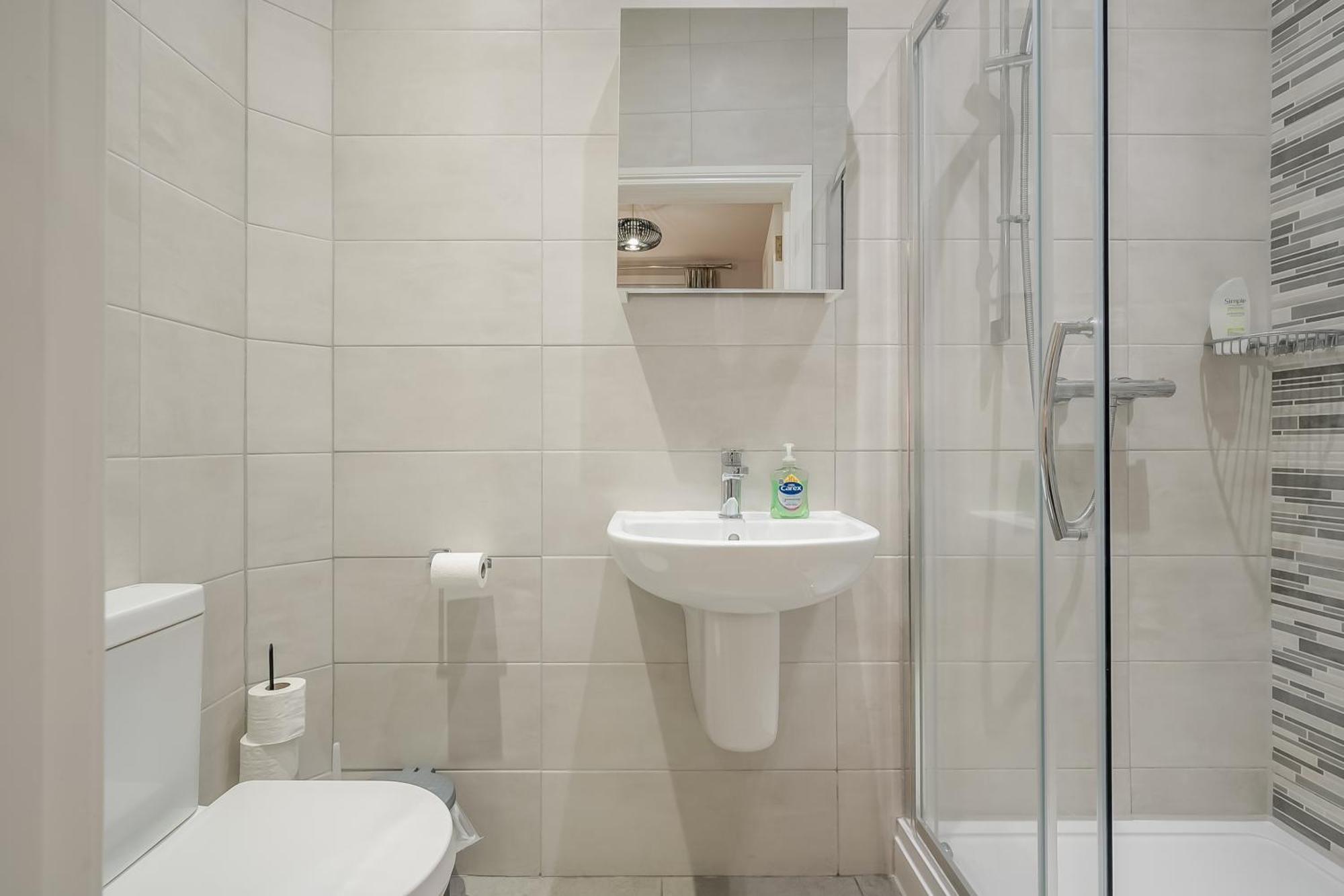 Staybynumbers - Centre - 3 Bed, 3 Bathroom & Parking *