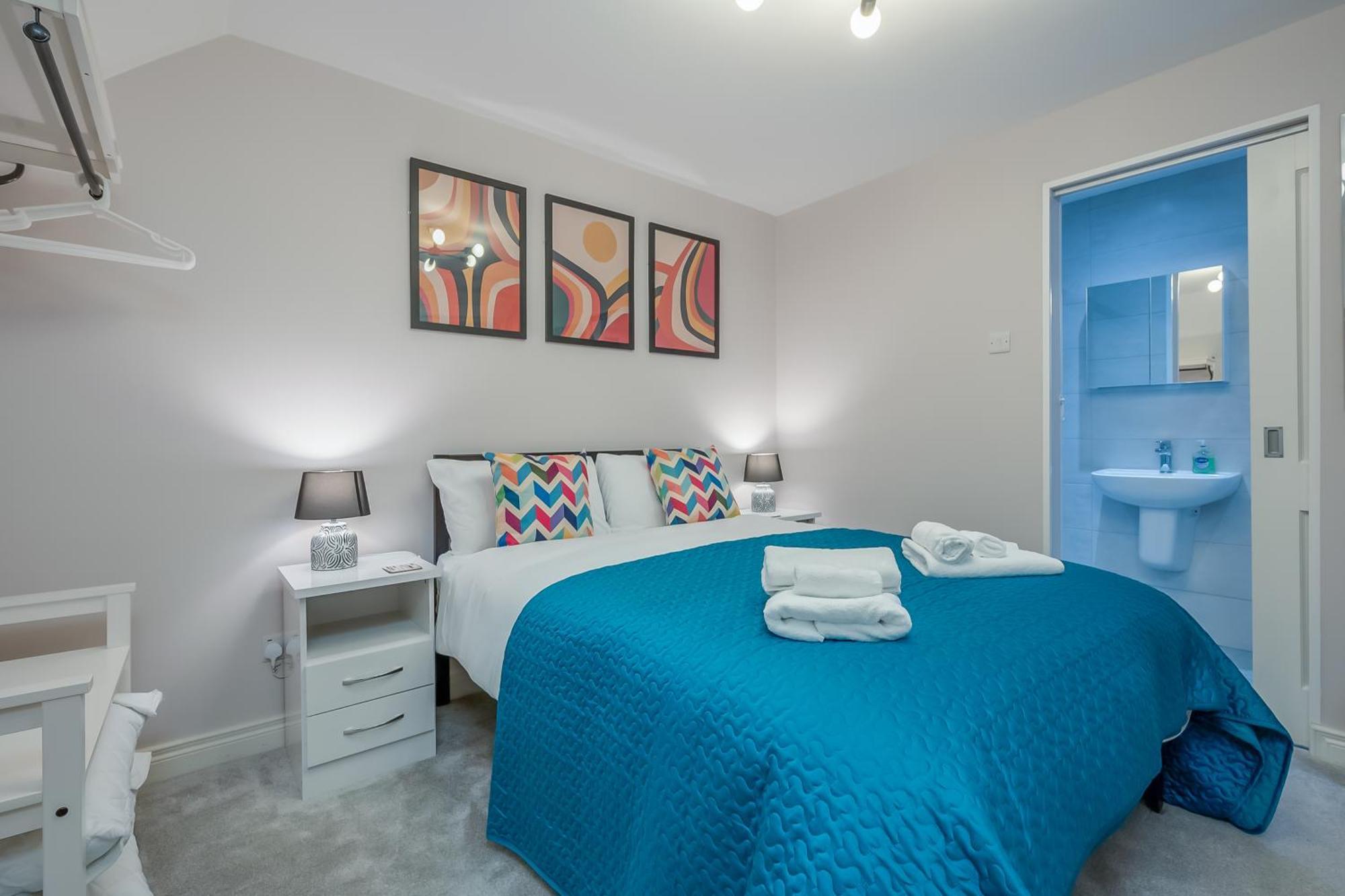 Staybynumbers - Centre - 3 Bed, 3 Bathroom & Parking *