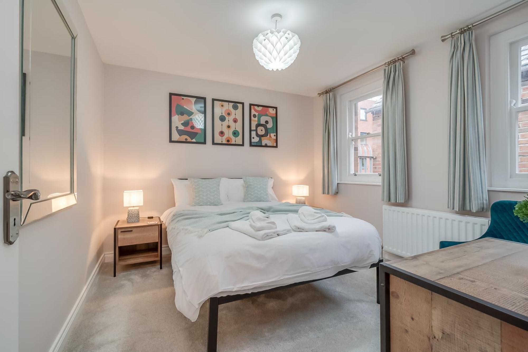 Staybynumbers - Centre - 3 Bed, 3 Bathroom & Parking Belfast